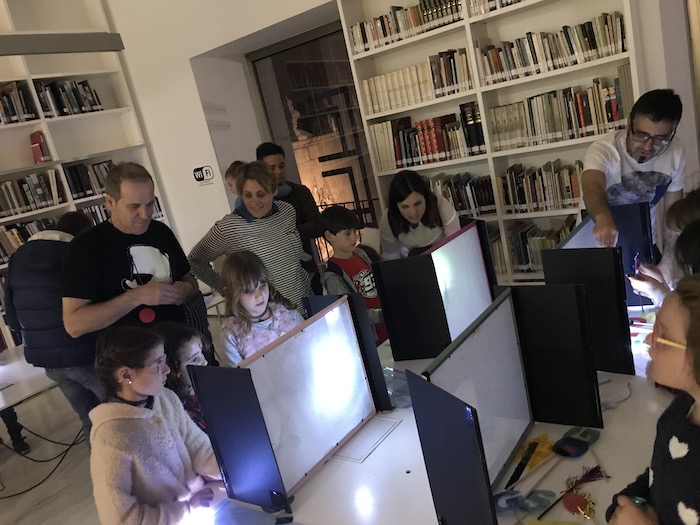 Taller pràctic d'ombres i titelles amb famílies i infants